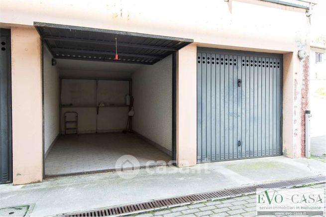 Box/posto auto in residenziale in Via Cristoforo Colombo 4