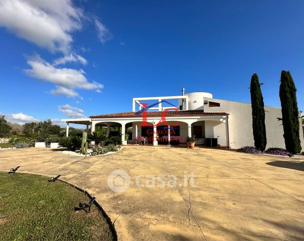 Villa in residenziale in Via Vecchia Vernole 59