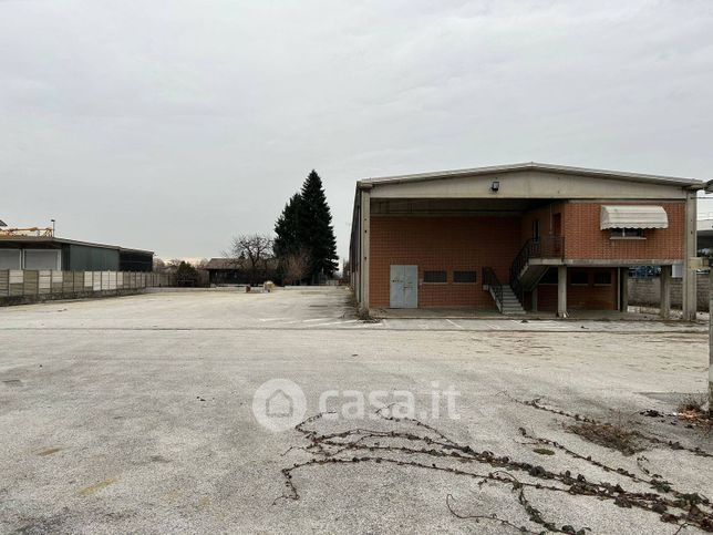 Attivitã /licenza (con o senza mura) in commerciale in Via Cuneo 106