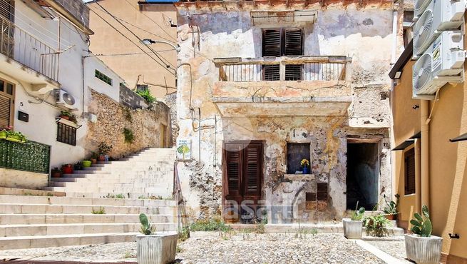 Casa bi/trifamiliare in residenziale in Salita Sant'Antonio 12