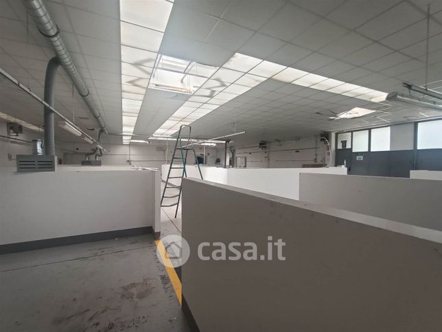 Capannone in commerciale in 