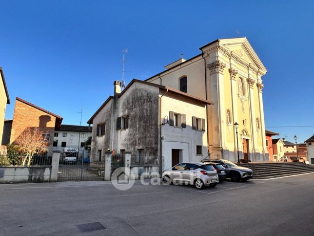 Villa in residenziale in Piazza della Chiesa 16