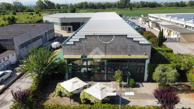 Capannone in commerciale in Via Provinciale Vicarese 300