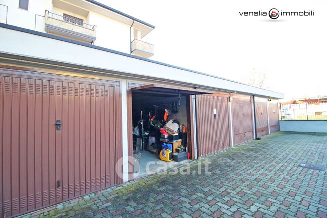 Box/posto auto in residenziale in Via Isonzo 33