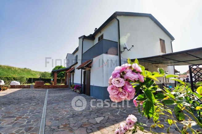 Casa bi/trifamiliare in residenziale in Località la Sdriscia