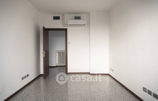 Ufficio in commerciale in Via Valassina