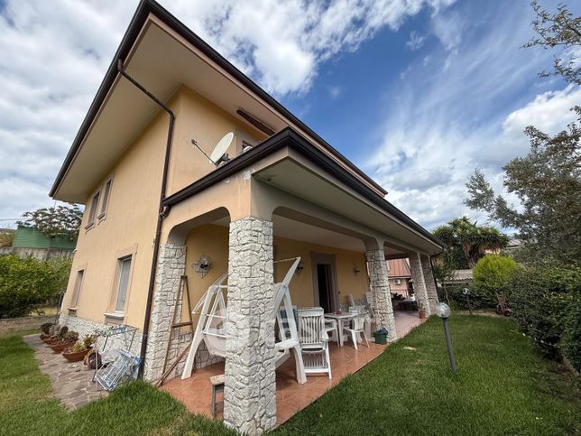 Villa in residenziale in Via Passo dell'Agrifoglio 8
