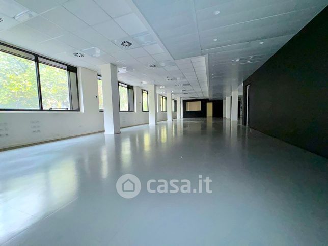 Ufficio in commerciale in Viale Edoardo Jenner 73