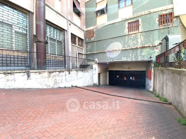 Box/posto auto in residenziale in Viale Curio Dentato 25