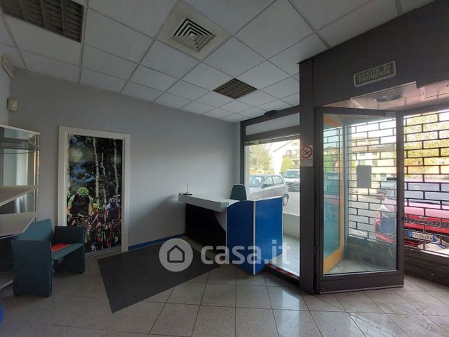 Ufficio in commerciale in Via Fratelli Cervi 250