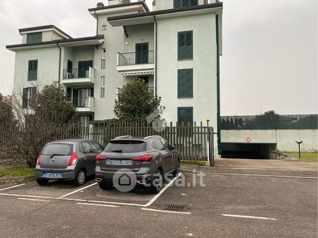 Box/posto auto in residenziale in Via Eugenio Montale 75