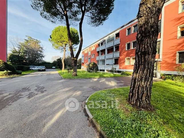Box/posto auto in residenziale in Via Luigi Gadola