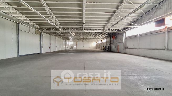 Capannone in commerciale in 
