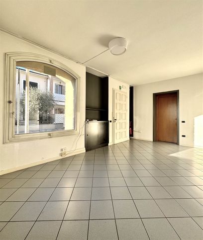 Ufficio in commerciale in 