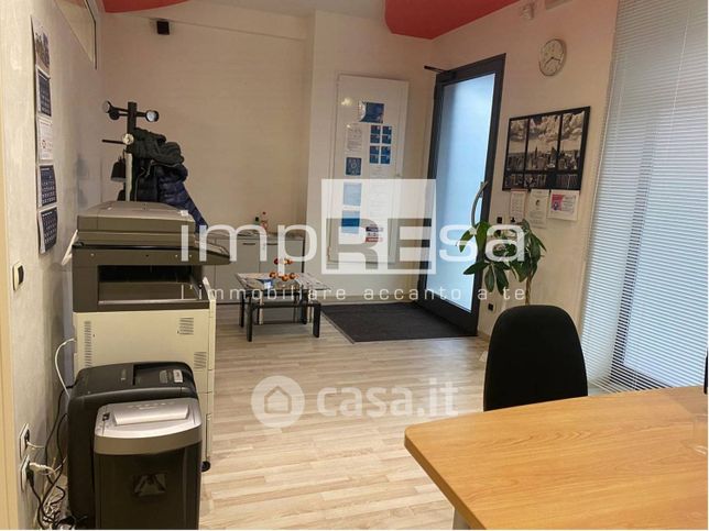 Ufficio in commerciale in 