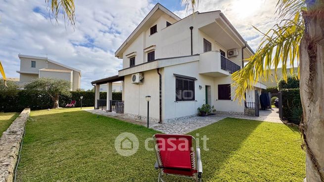Villa in residenziale in Via dello Sparviero 2