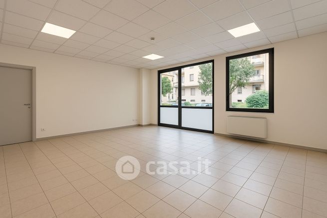 Ufficio in commerciale in Via Luigi Vaccari