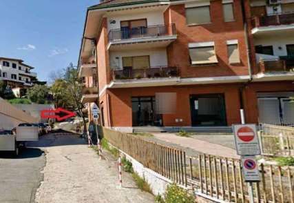 Ufficio in commerciale in Via Palombarese