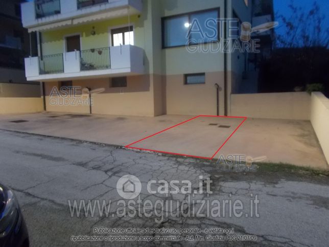 Box/posto auto in residenziale in Via Ruggero Leoncavallo