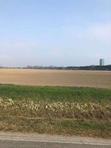 Terreno agricolo in commerciale in Viale Oriente