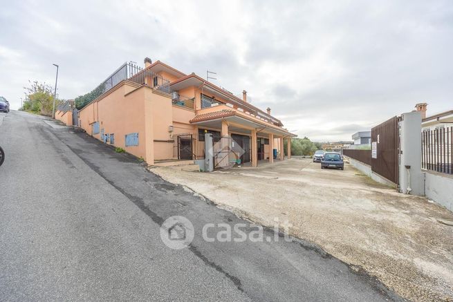 Capannone in commerciale in Via Lago di Bolsena 14