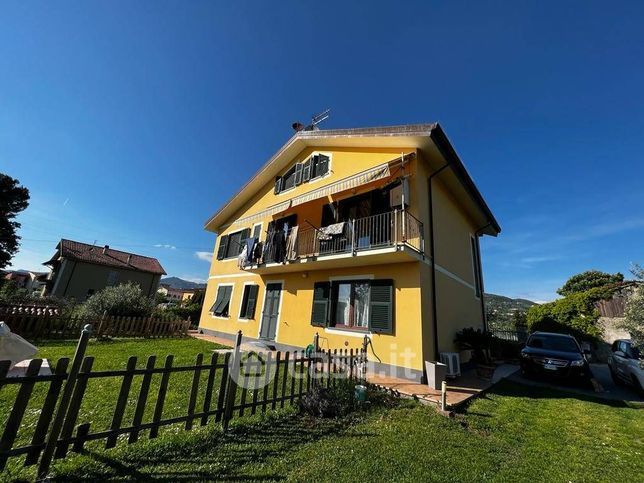 Casa bi/trifamiliare in residenziale in