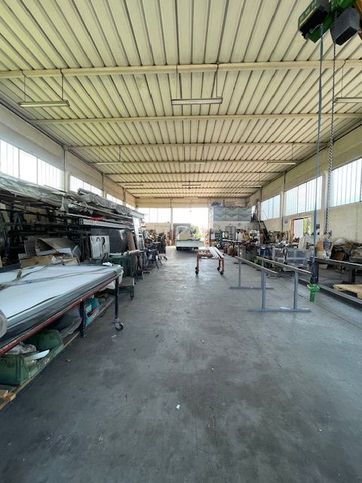 Capannone in commerciale in Via Pioga 100