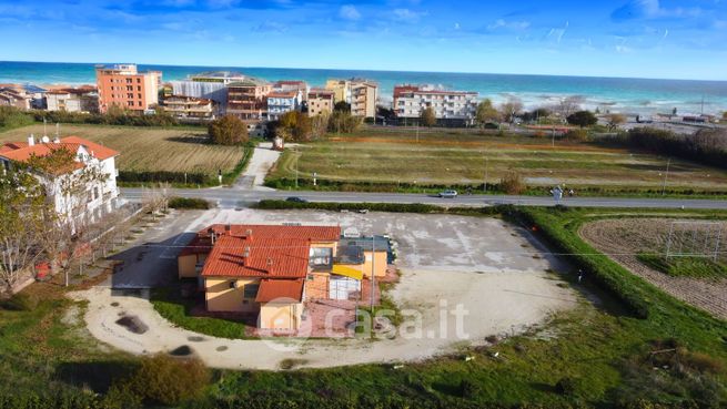 Negozio/locale commerciale in commerciale in Strada Nazionale Adriatica Sud 150