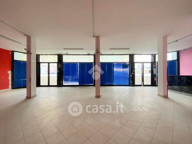 Capannone in commerciale in Via Campania 23