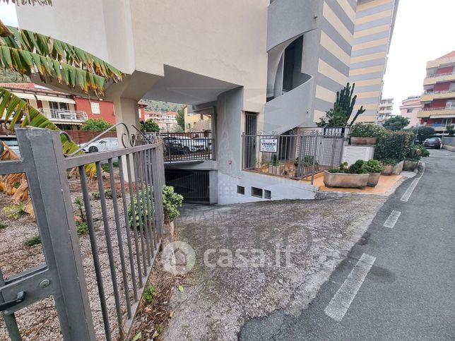 Box/posto auto in residenziale in Via Asse 85