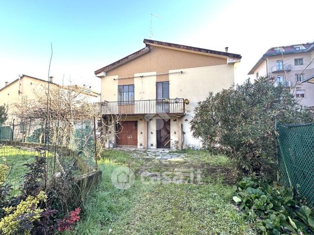 Casa indipendente in residenziale in Via Vincenzo Bellini 30