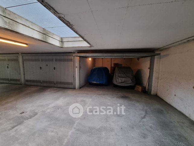 Garage/posto auto in residenziale in Via Nicola Antonio Porpora 145