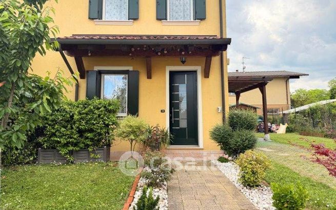 Casa bi/trifamiliare in residenziale in 