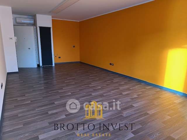 Ufficio in commerciale in 
