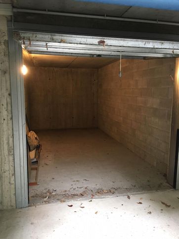 Box/posto auto in residenziale in Via Ippocrate 12