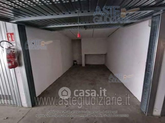 Box/posto auto in residenziale in Via Pietro Romani 43 /A