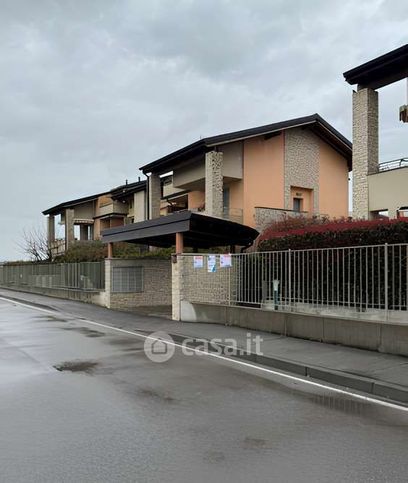 Box/posto auto in residenziale in Via Vimercate 27