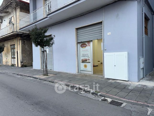 Negozio/locale commerciale in commerciale in Via Alcide De Gasperi 39