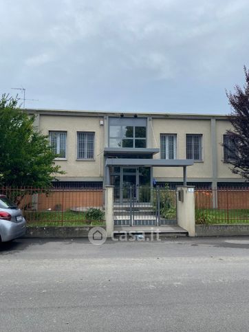 Capannone in commerciale in Via Achille Grandi