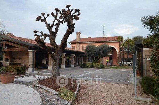 Villa in residenziale in Via Capitello 21