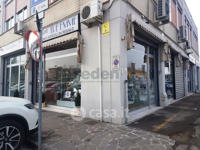 Negozio/locale commerciale in commerciale in Via Emilia Ovest 127