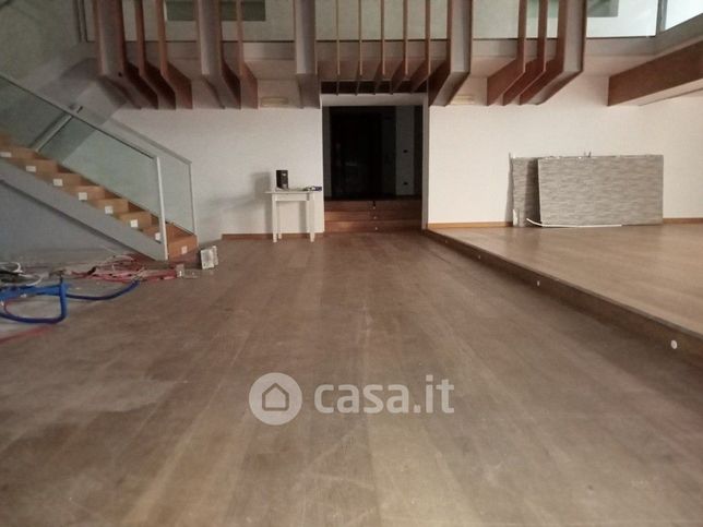 Attività/licenza (con o senza mura) in commerciale in Piazza della Libertà 41