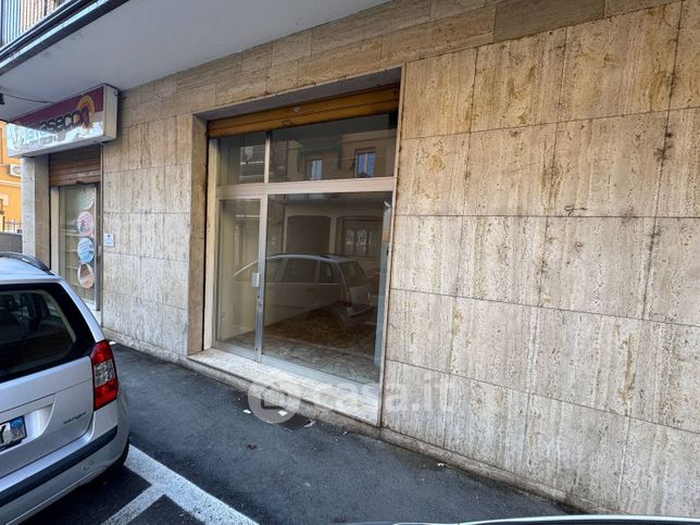 Attivitã /licenza (con o senza mura) in commerciale in Via IV Novembre 12