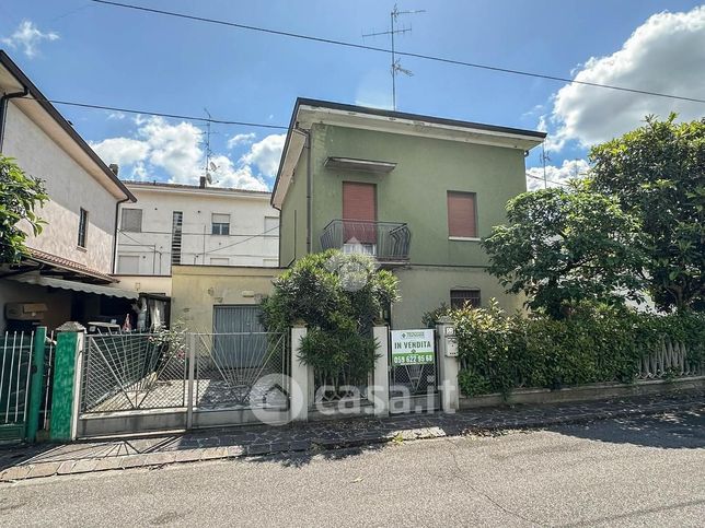 Casa indipendente in residenziale in Via Flavio Gioia 53
