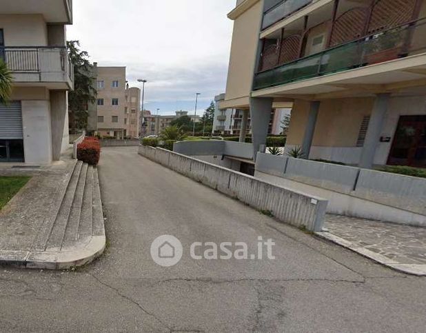 Garage/posto auto in residenziale in Viale Cristoforo Colombo 50