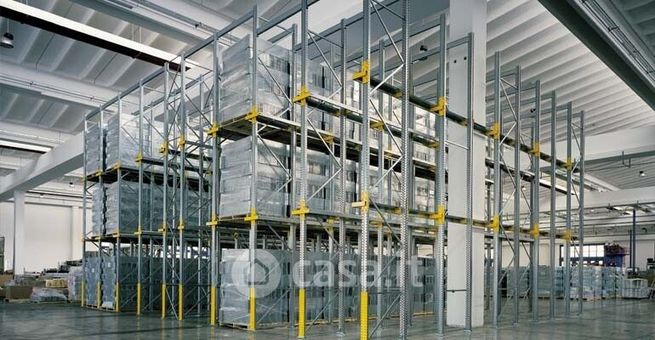 Capannone in commerciale in 