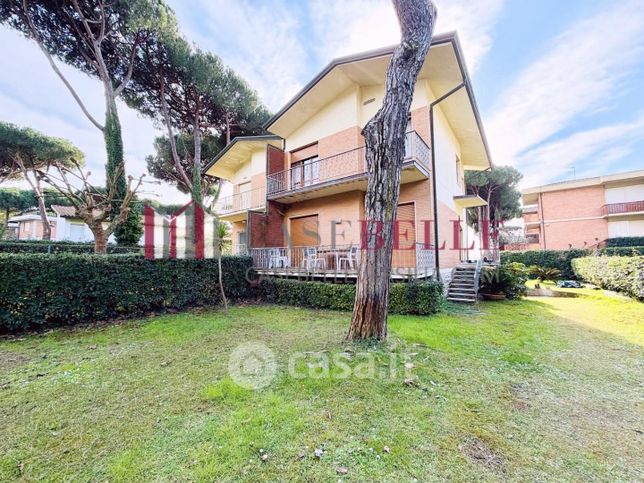 Casa bi/trifamiliare in residenziale in Via Procinto 55041
