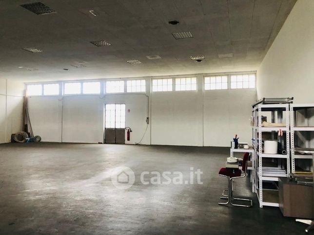 Capannone in commerciale in 