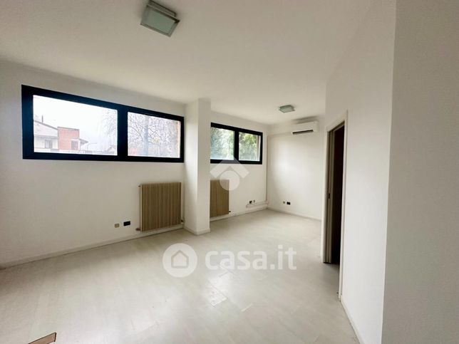 Ufficio in commerciale in Via San Pio X 108