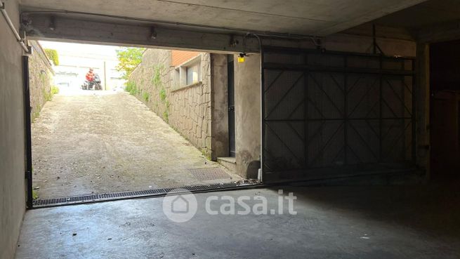 Box/posto auto in residenziale in Via Napoli